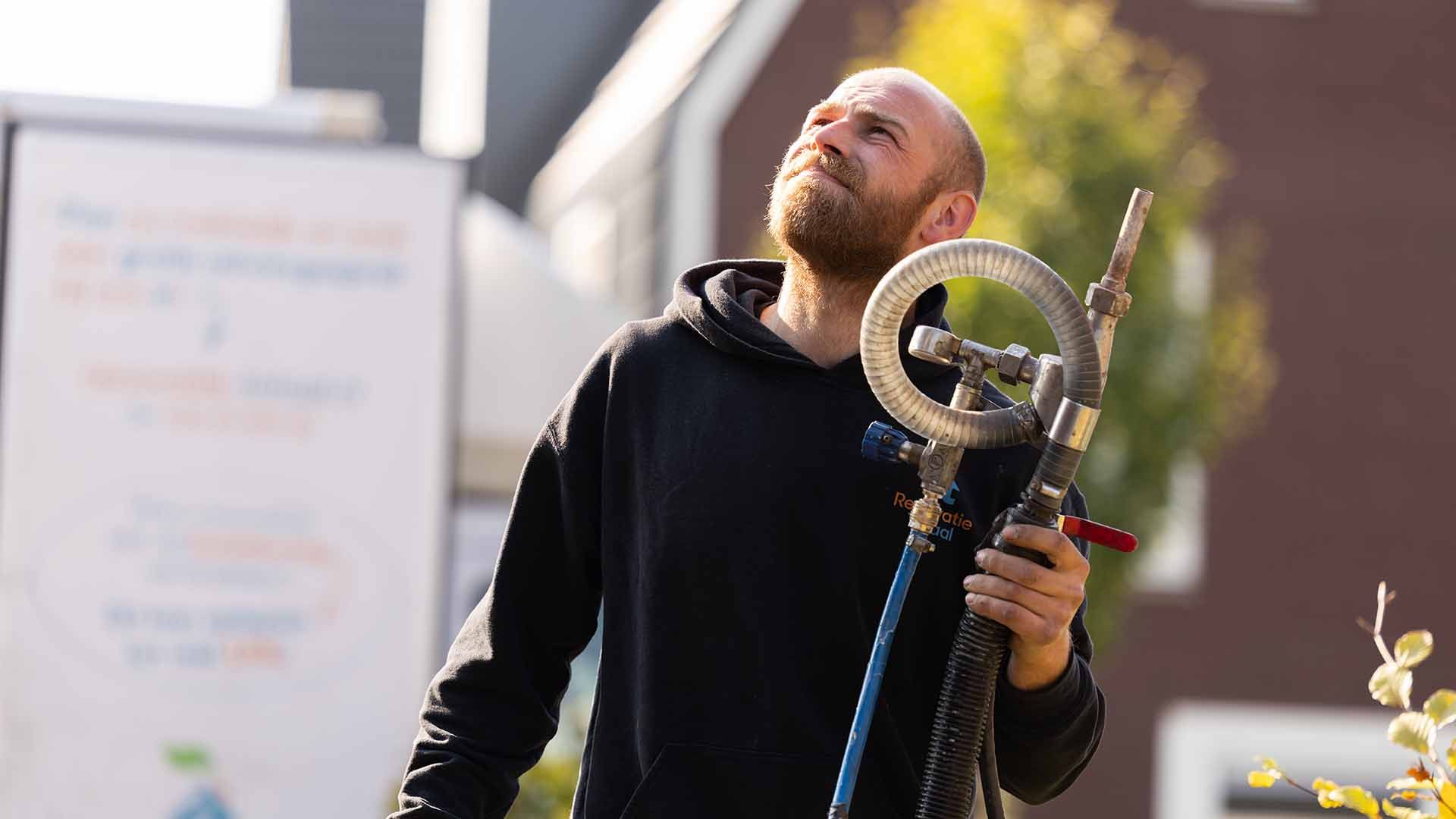Gereedschap voor het aanbrengen van bodemisolatie in een kruipruimte in Haarlem