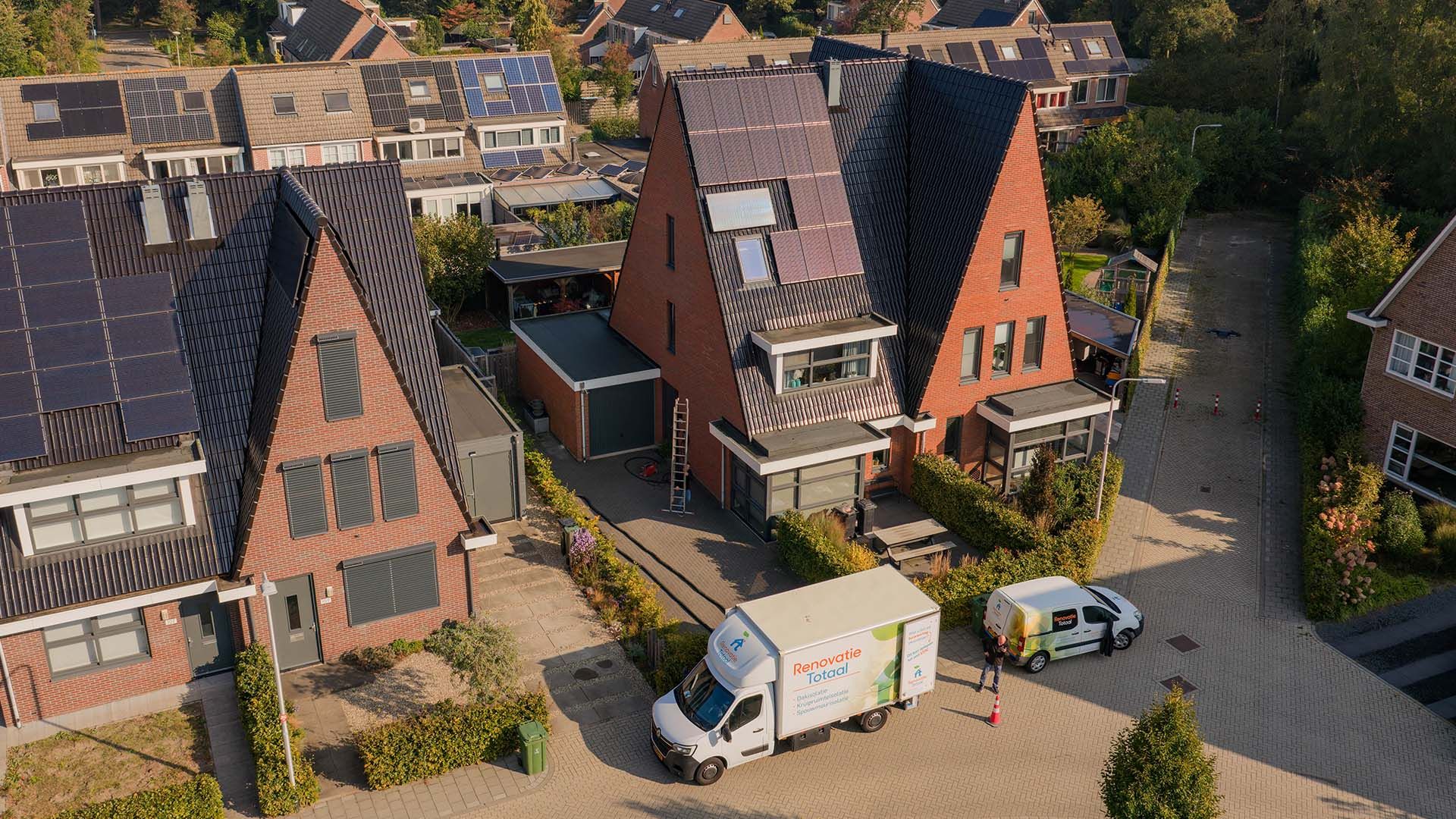 Bedrijfsbussen van Isolatiebedrijf Haarlem in een woonwijk in de regio Haarlem